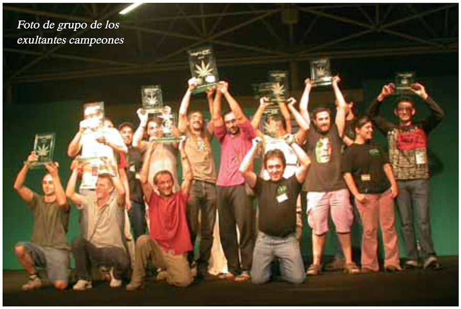 Todos los ganadores levantando los premios HighLife y David Merino ( en el centro de la imagen ) con el premio en categoría Bio a la Critical Bilbo de Ortue en 2004